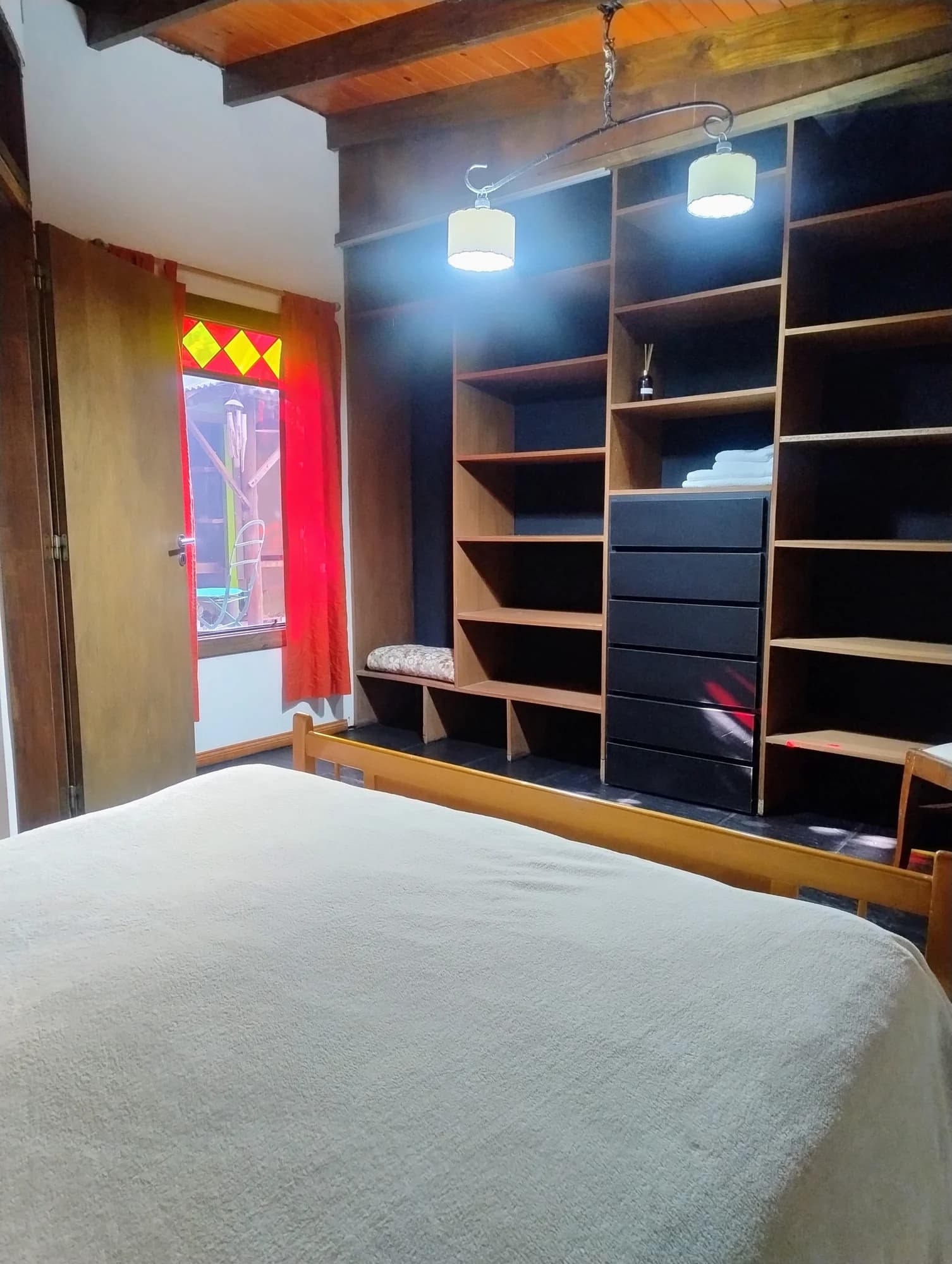 Dormitorio de El Vagón con cama doble