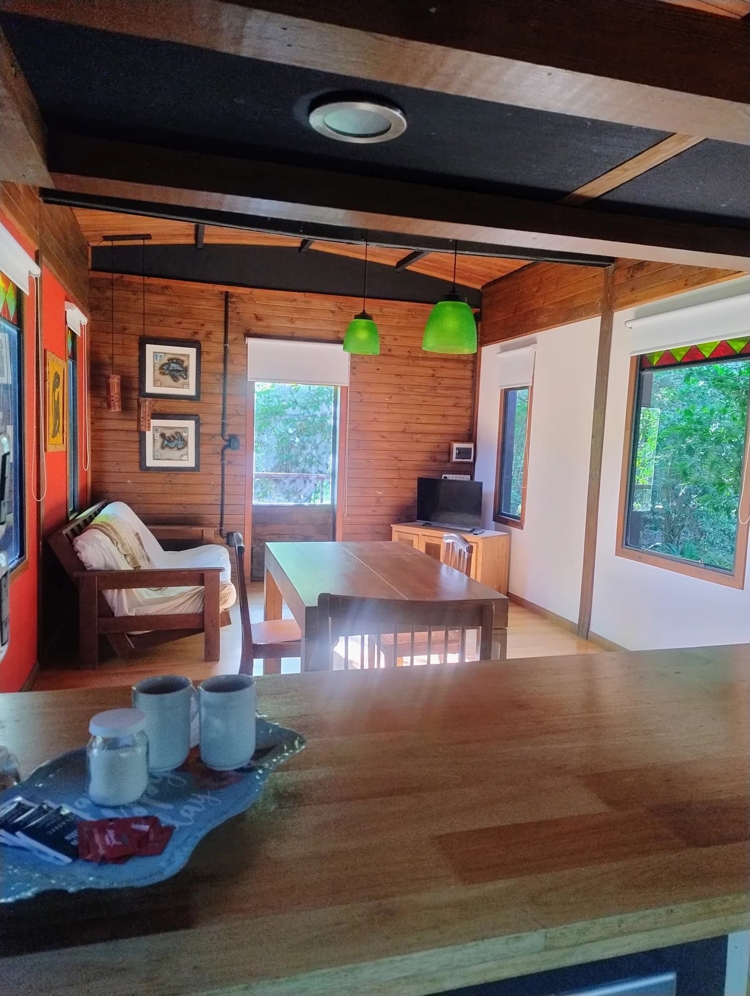 Estar comedor de El Vagón con muebles de madera