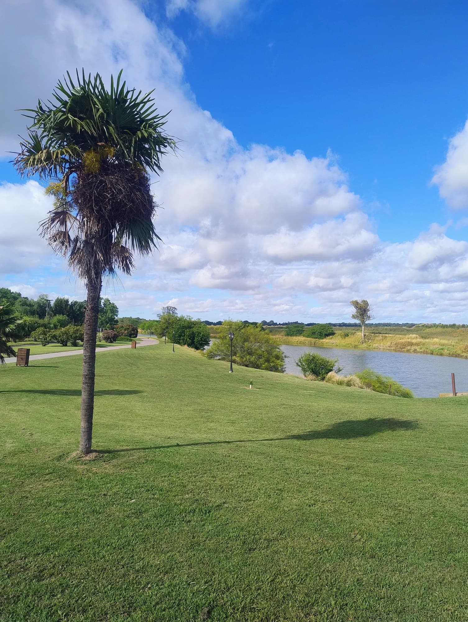 Paseo costanero de General Belgrano junto al río